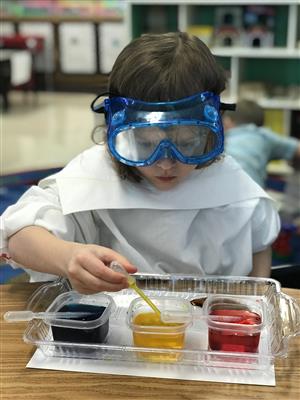 child mixing colors 